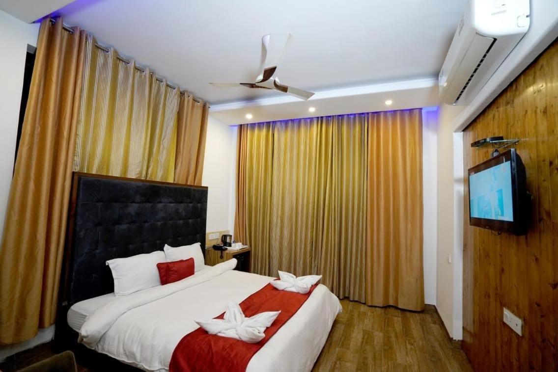 Hotel Whispering Winds Kasauli Exterior foto